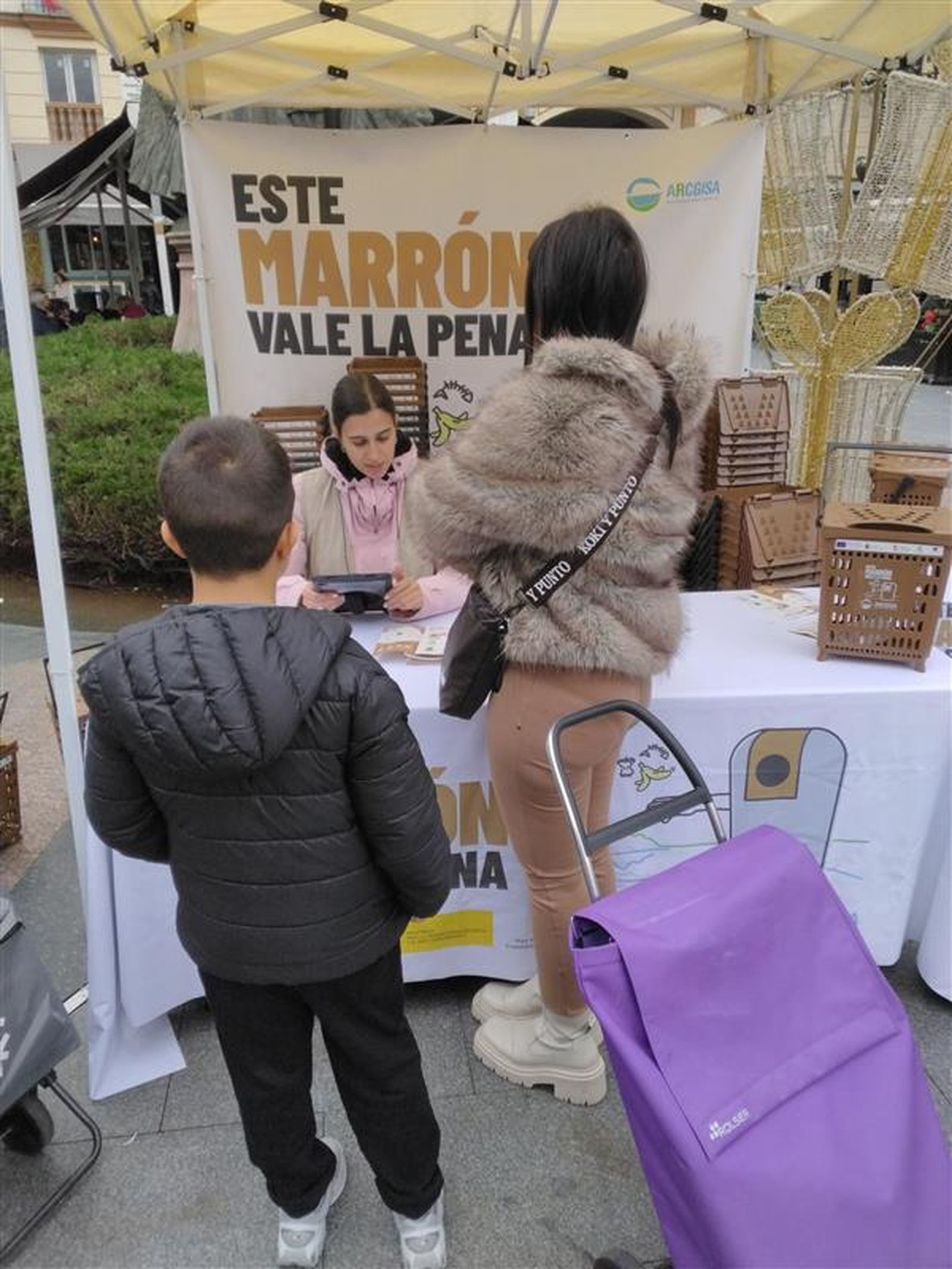 Una mujer en el puesto informativo.