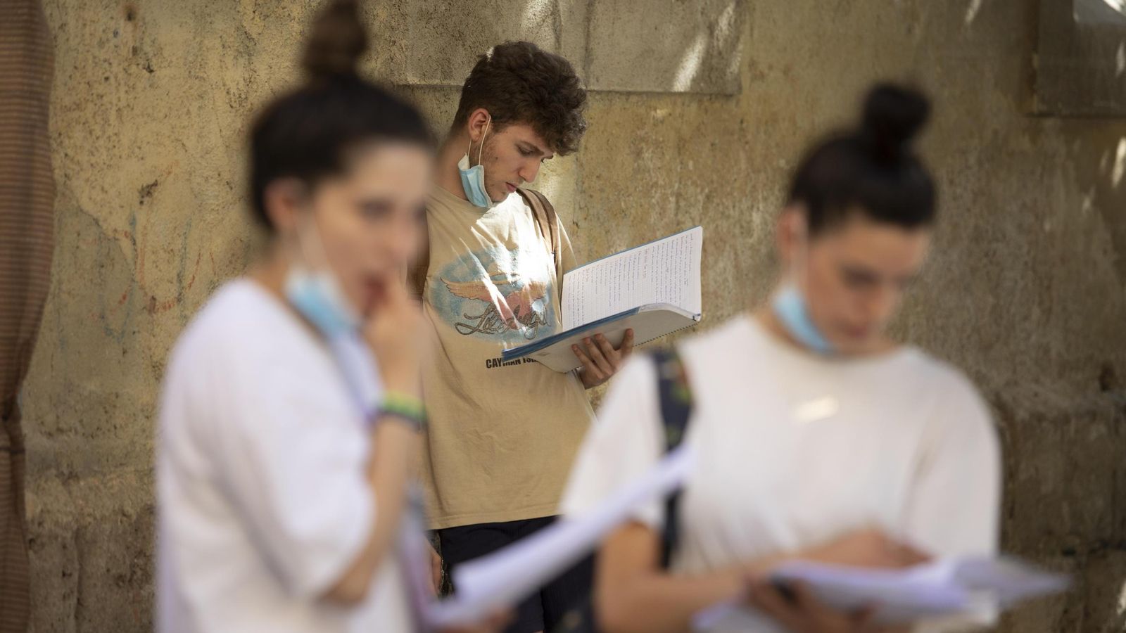 Un estudiante andaluz repasando antes de los exámenes.