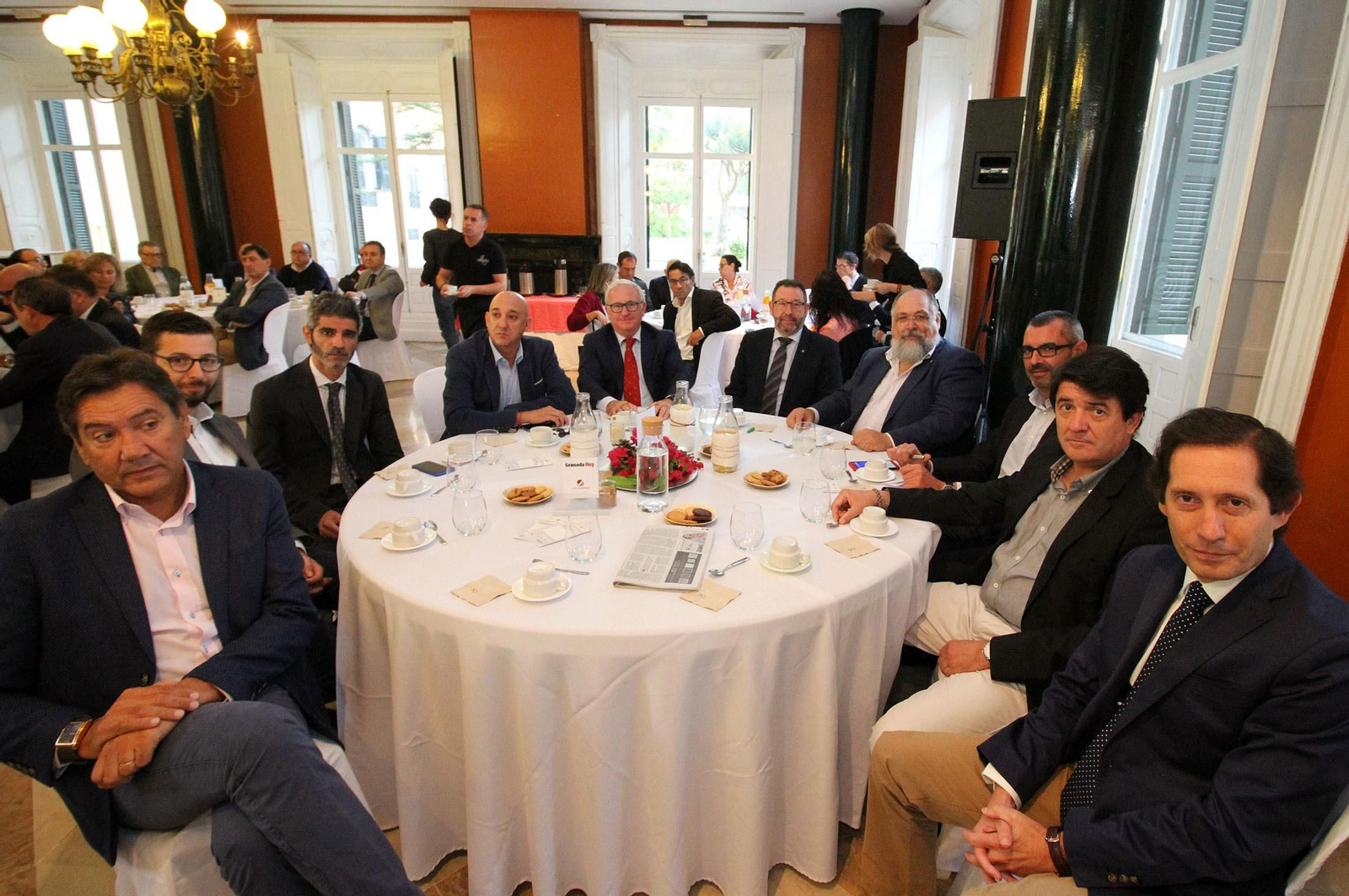 Imágenes de la conferencia y desayuno-coloquio de Gabriel Cruz, alcalde de Huelva