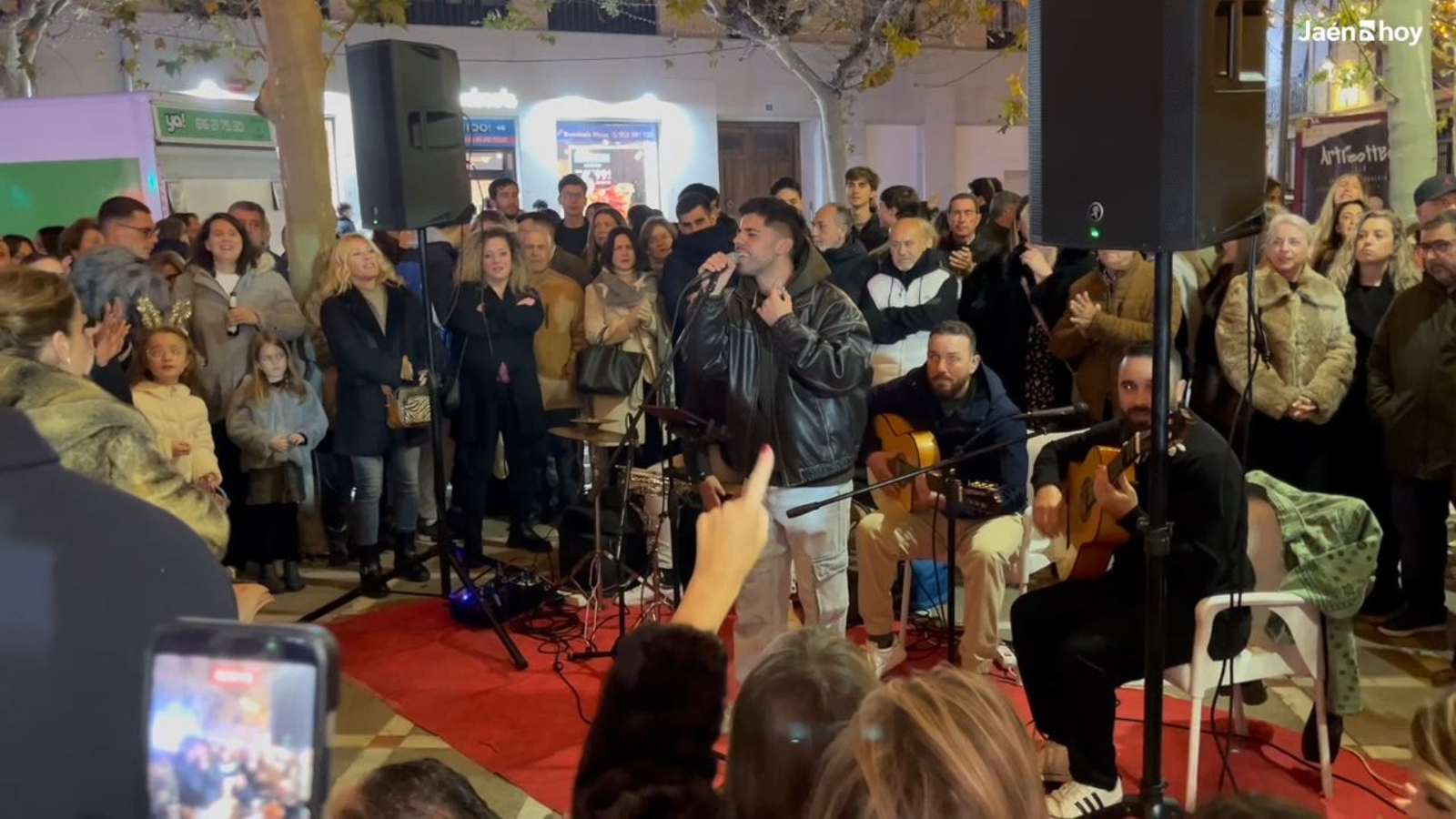 Darío Chica hace disfrutar a los jiennenses de la Zambomba de la plaza de San Francisco