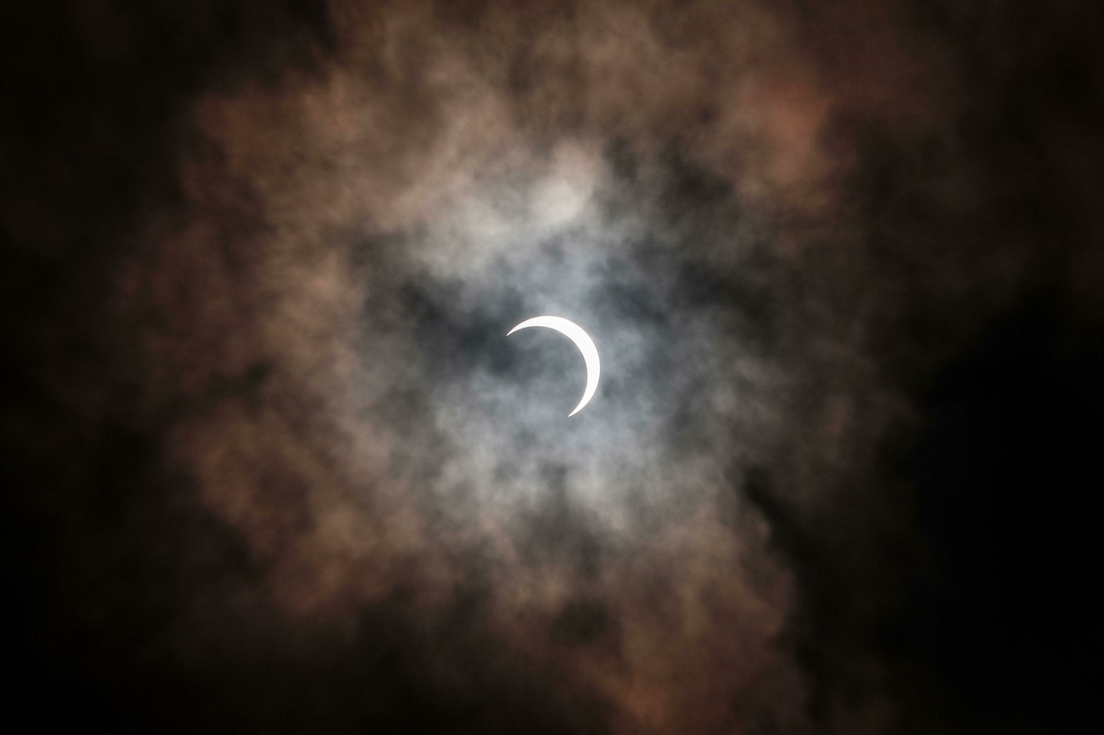 Las imágenes del último eclipse solar de la década