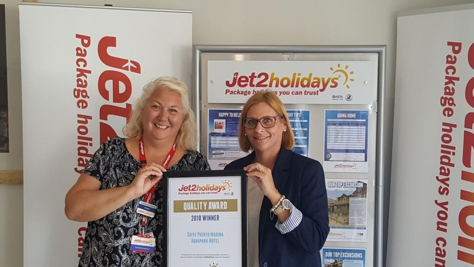 Momento de la entrega del galardón por parte de Jet2holidays.