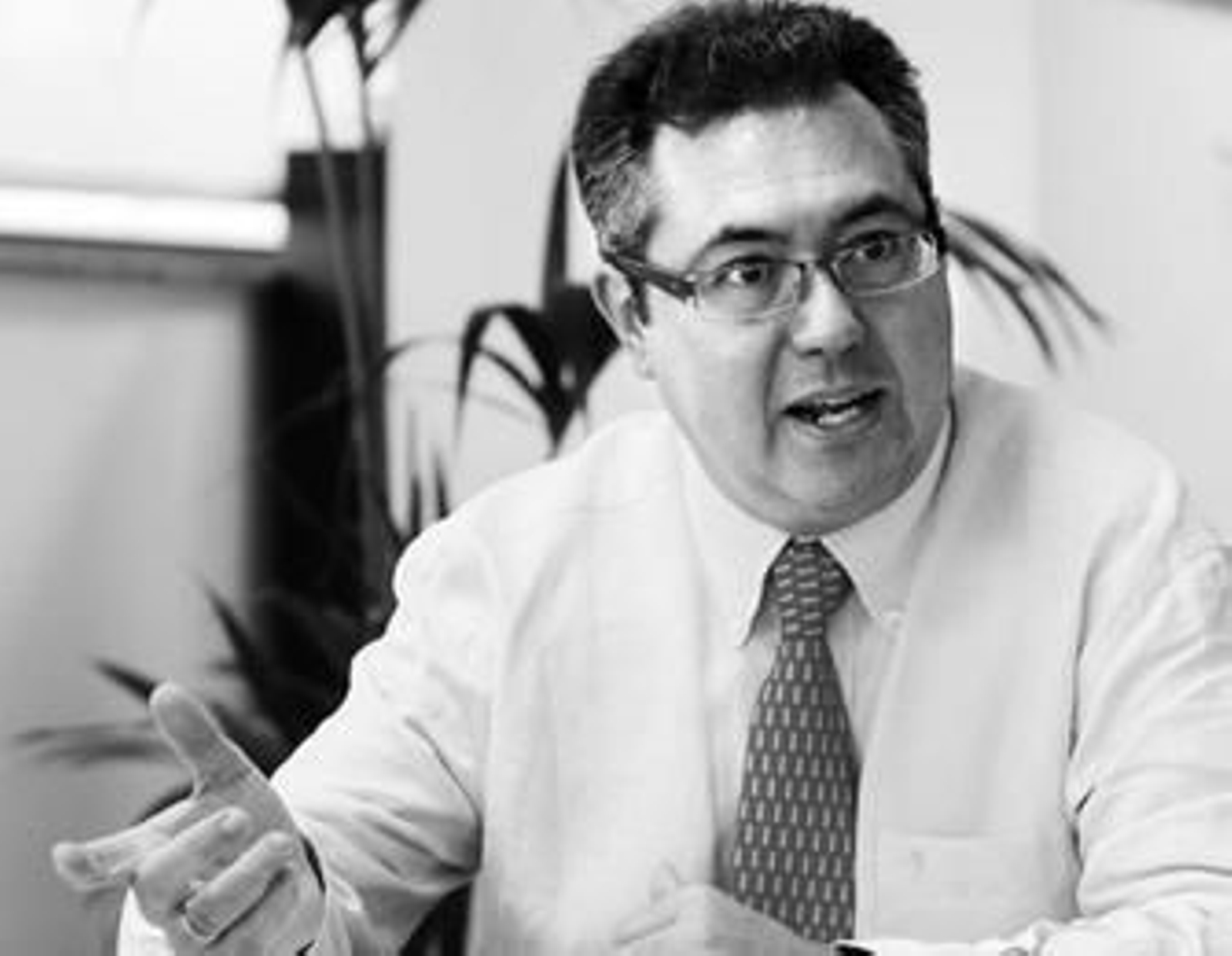 Juan Espadas, en su despacho de la Consejería, durante la entrevista.