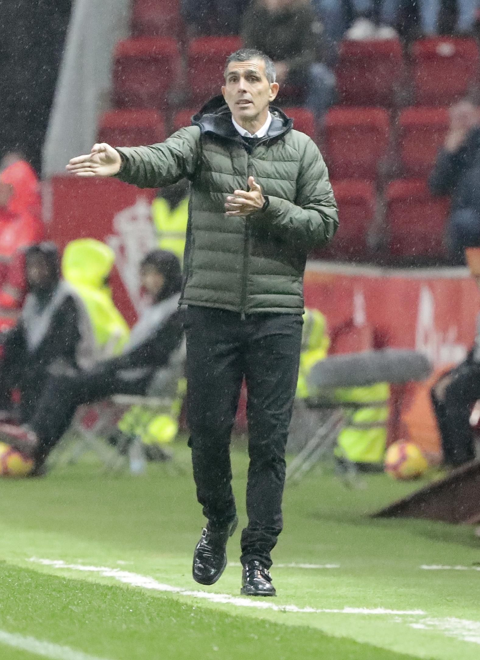 Juan Ramón López Muñiz da indicaciones durante el Sporting-Málaga.