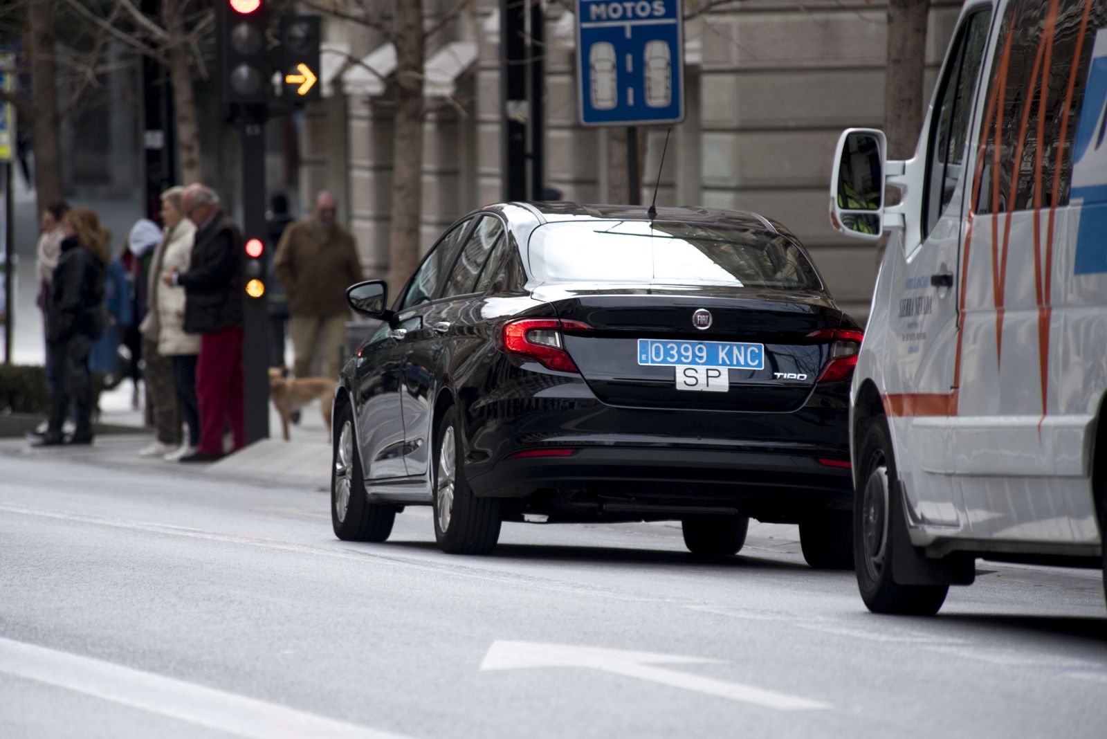 Uno de los coches de Uber en la Gran Vía.