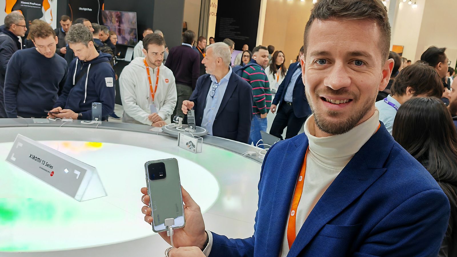 Fabio Arena, responsable de Marketing de Producto de Xiaomi, con la serie de smartphones Xiaomi 13.