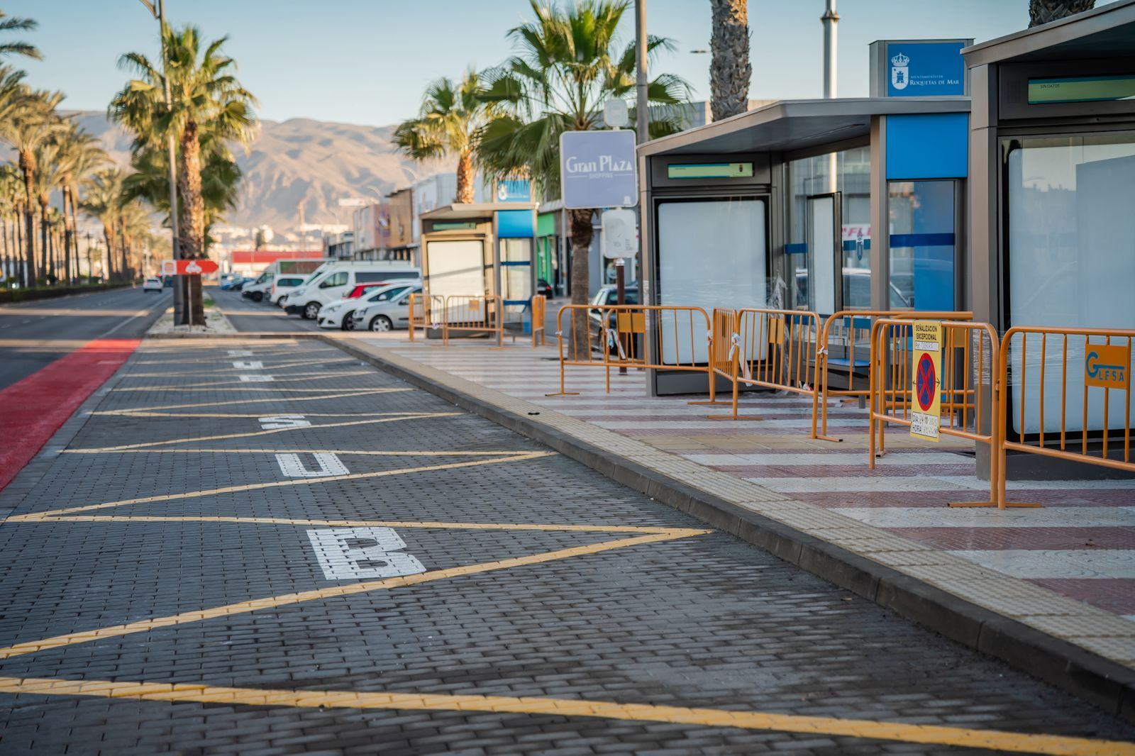 El Ayuntamiento de Roquetas moderniza las paradas de autobús.