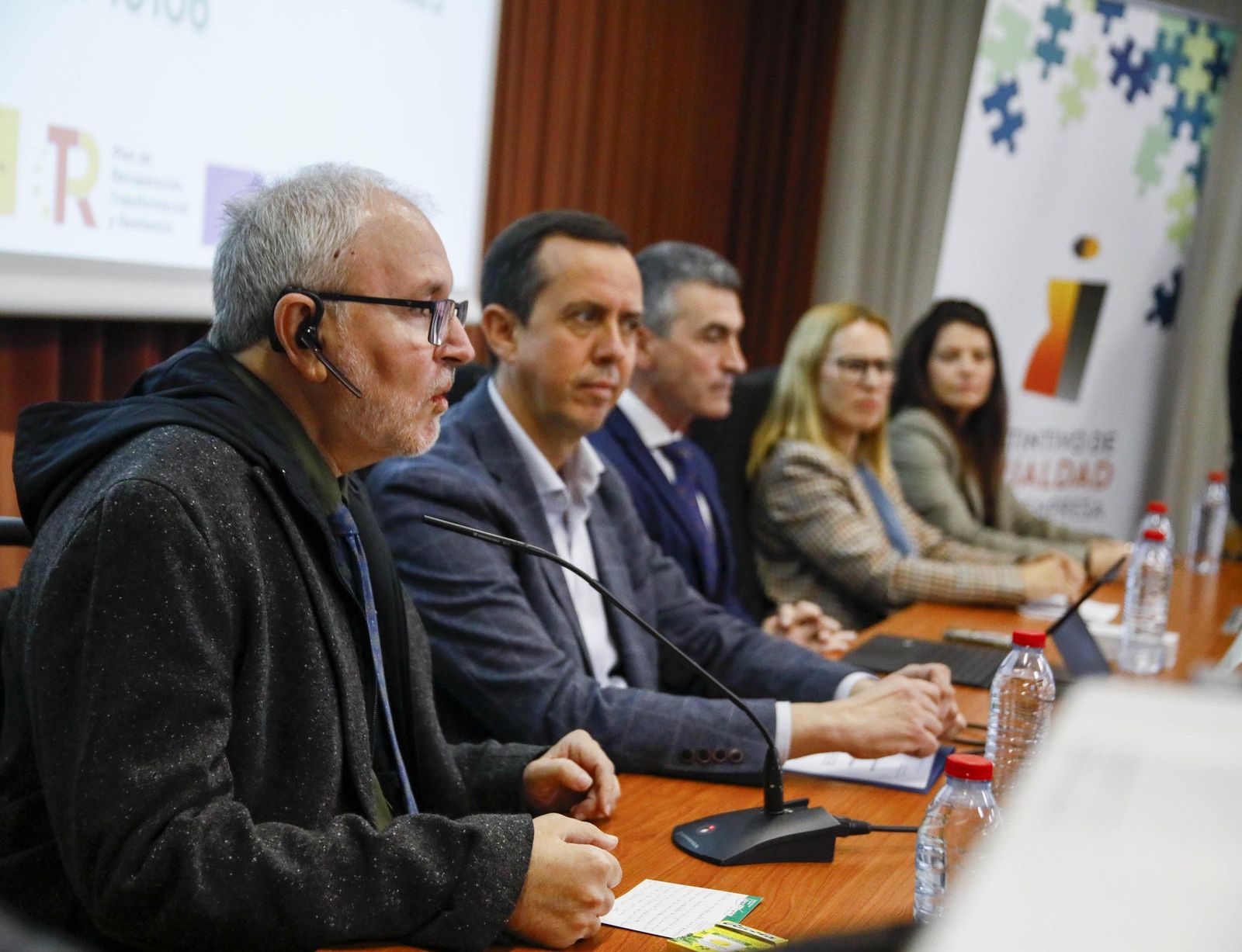 Imágenes de la enterga de certificado de profesionalidad de limpieza de superficies y mobiliarios de VerdiBlanca en la Universidad de Almería