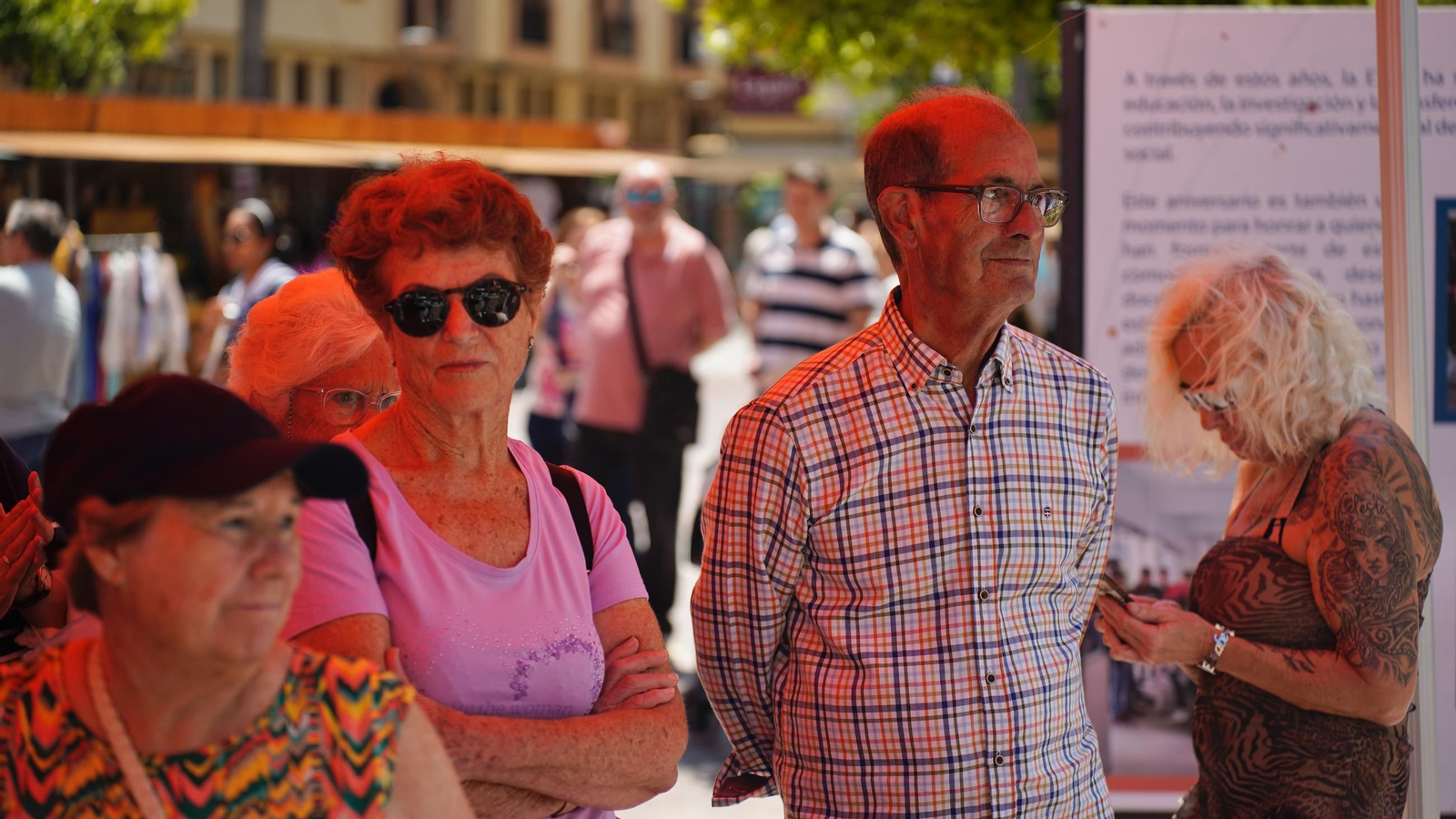 Muchas personas se reunen en la Plaza Alta, bailando y comiendo paella junto a la Feria de los Parques Naturales de Cádiz