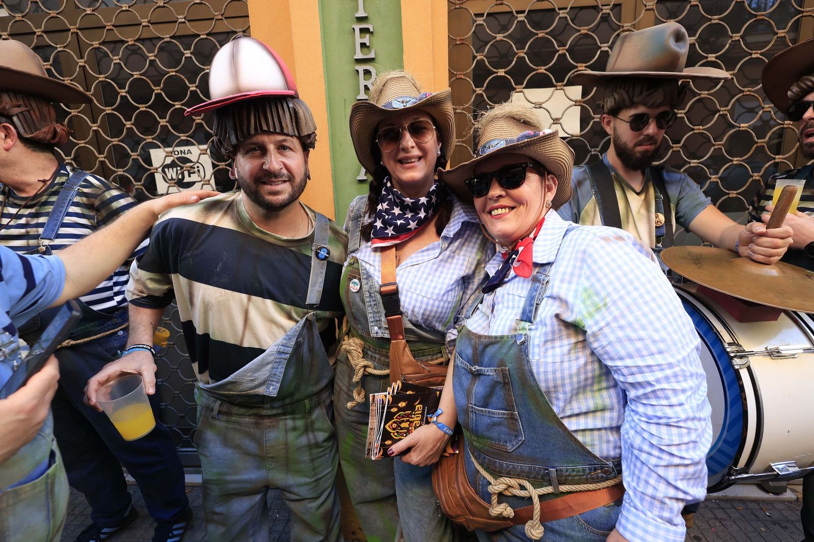 Búscate en las fotos de la cabalgata del Carnaval de La Línea 2026