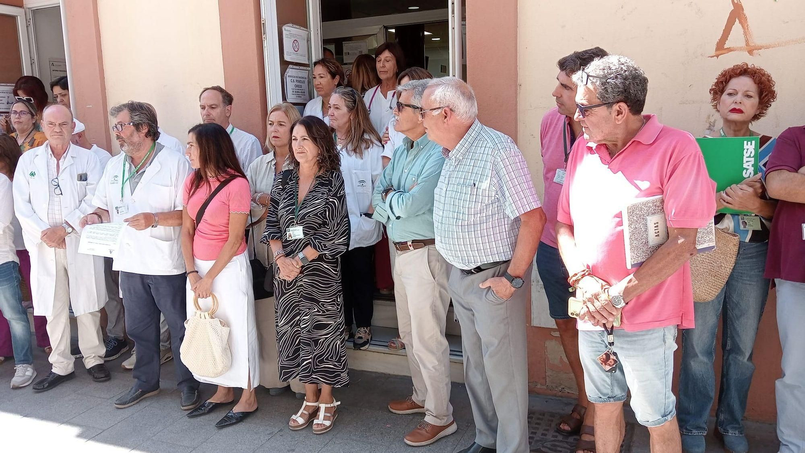 Miembros de la Flave (en primer término) han asistido asistido a la concentración a las puertas del centro de salud.