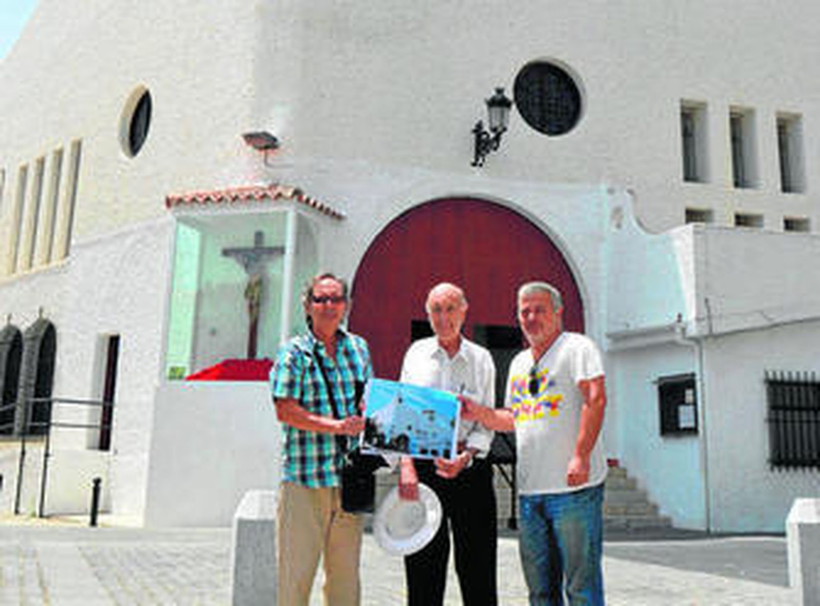 Emilio Souto, Juan Cachón y David Tejeiro, frente a la fachada de la iglesia.