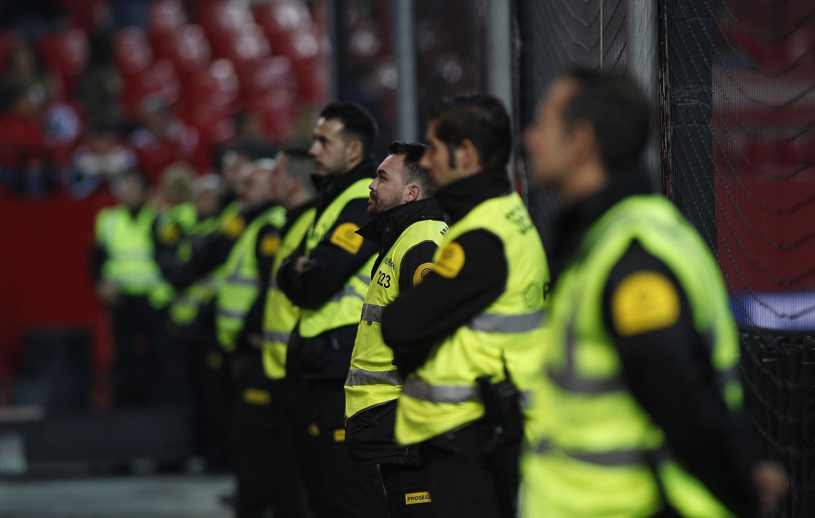 La seguridad privada del Sevilla, ante la grada de Gol Norte.
