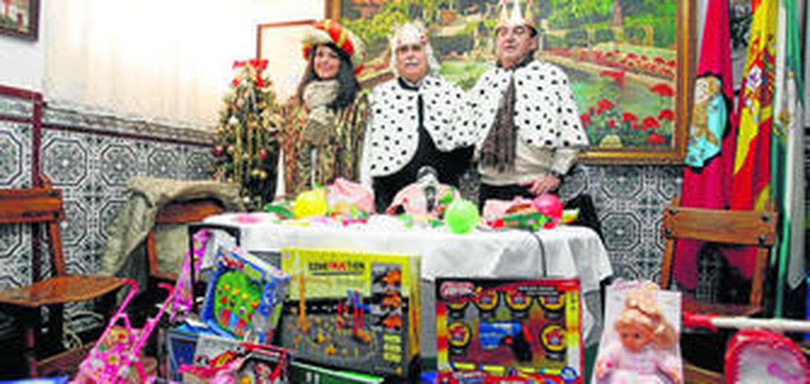 Los Reyes Magos, Maria del Carmen Sabir, Rafael Gómez y Francisco Lara, en la presentación realizada ayer.