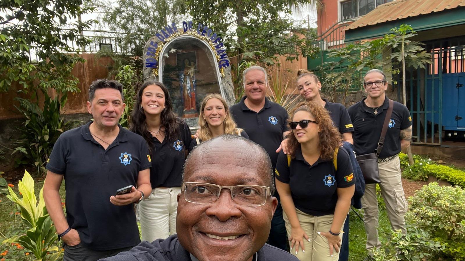 El capellan de la cofradía trianera, con la expedición de hermanos.