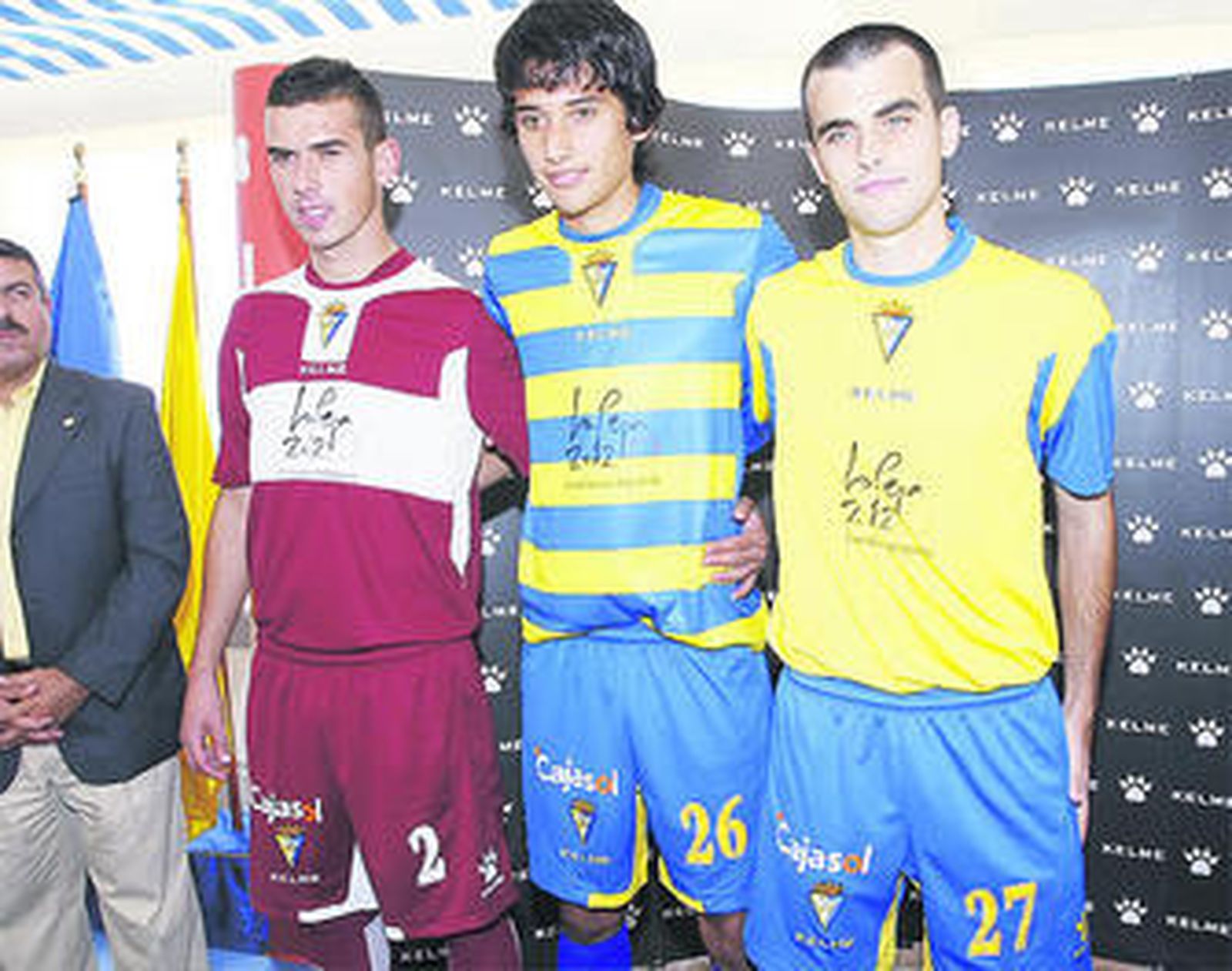 J.M. Caballero, Amarilla y Rubén Pérez, con las nuevas camisetas.