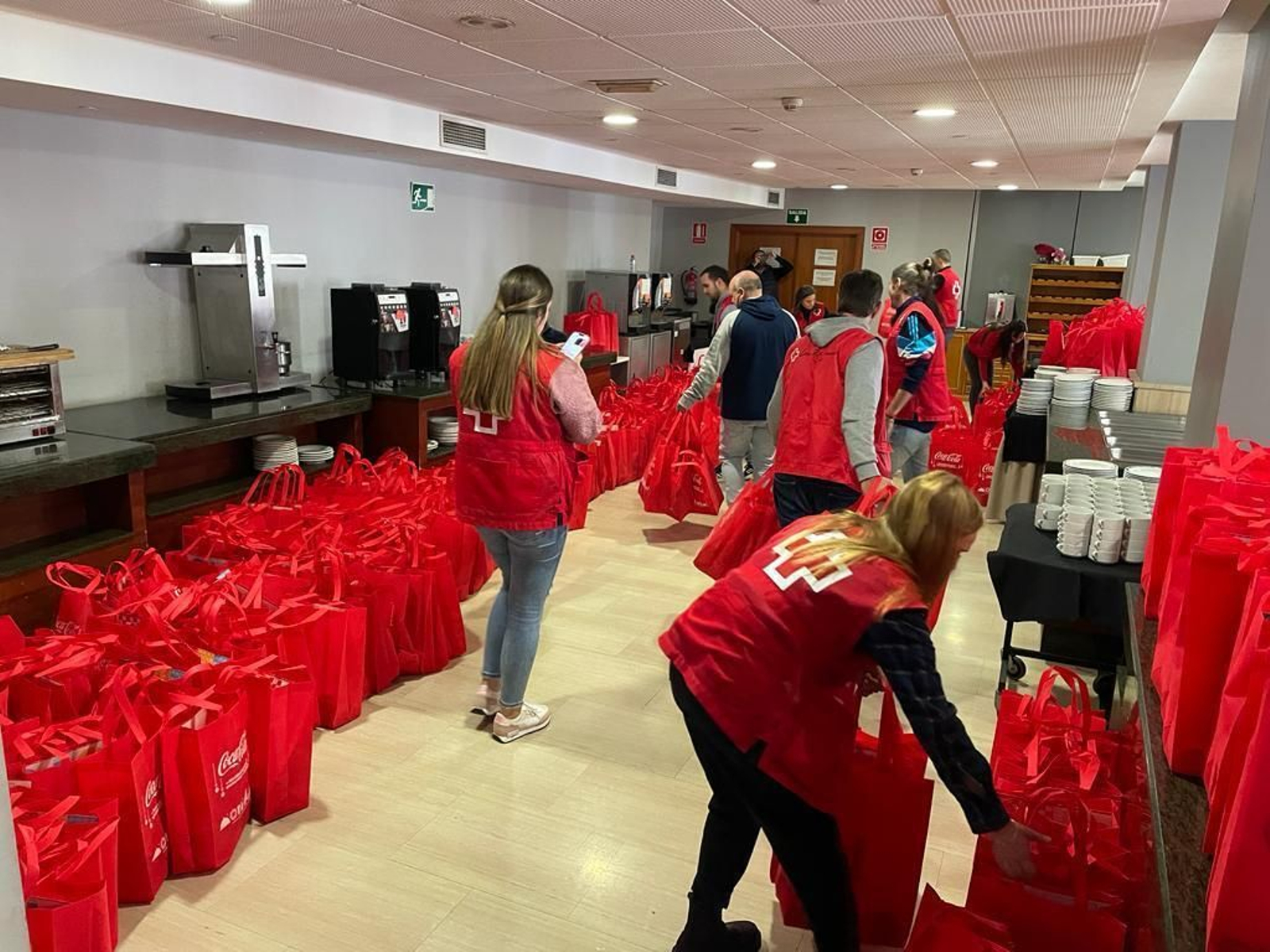 Los colaboradores de esta acción solidaria preparando las bolsas de alimento.
