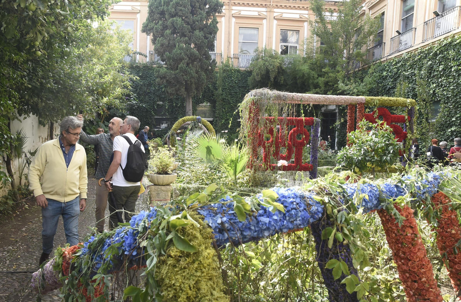 Varias personas contemplan la obra de Mark Kolle, en la Escuela Mateo Inurria.