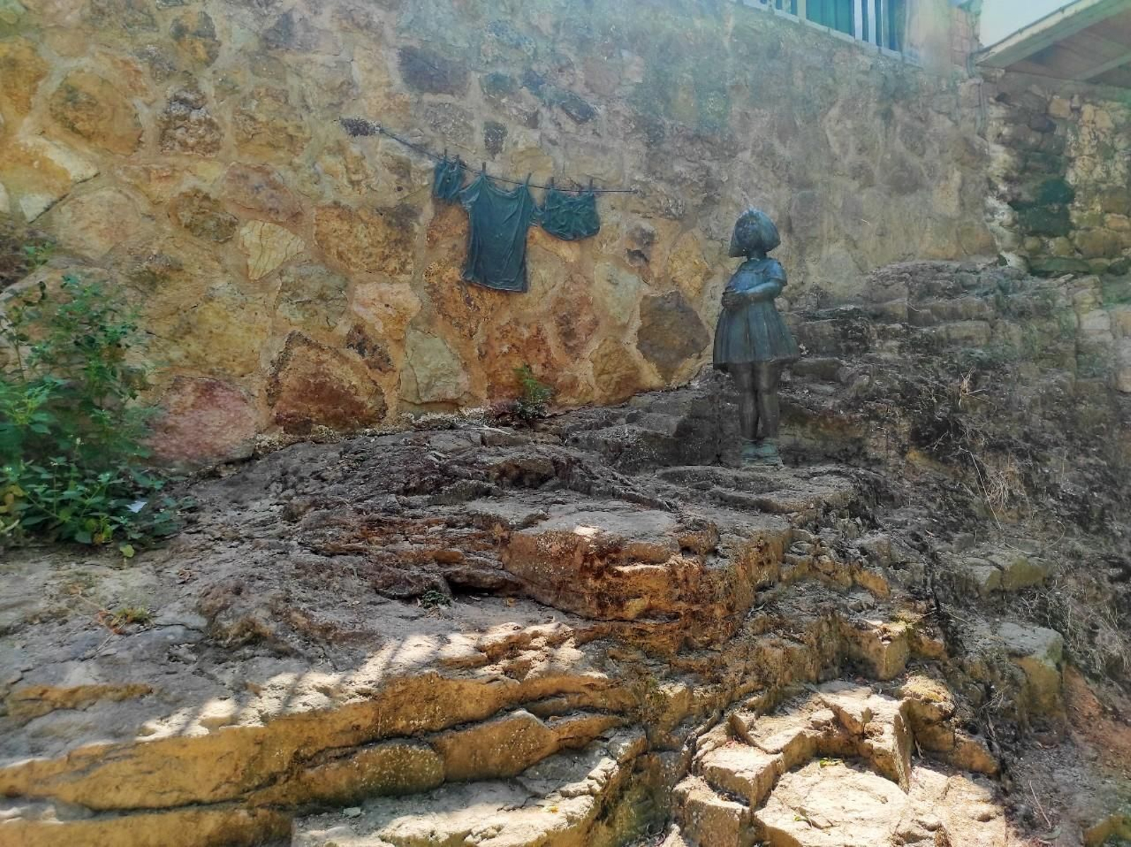 Disfruta de un paseo a orillas del río Guadalimar lleno de arte y rincones únicos.