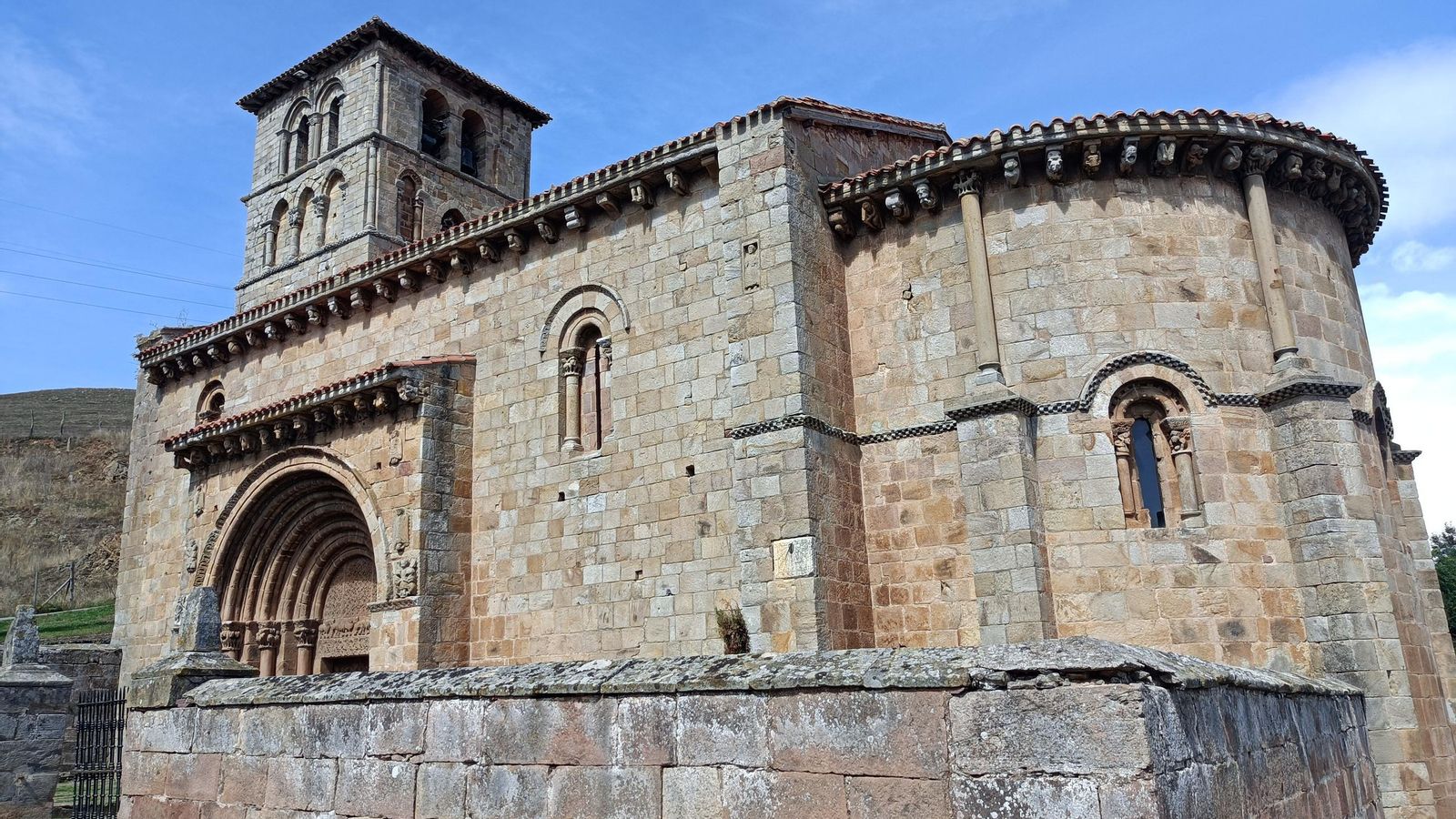 San Pedro de Cervatos es un tesoro del rómanico.