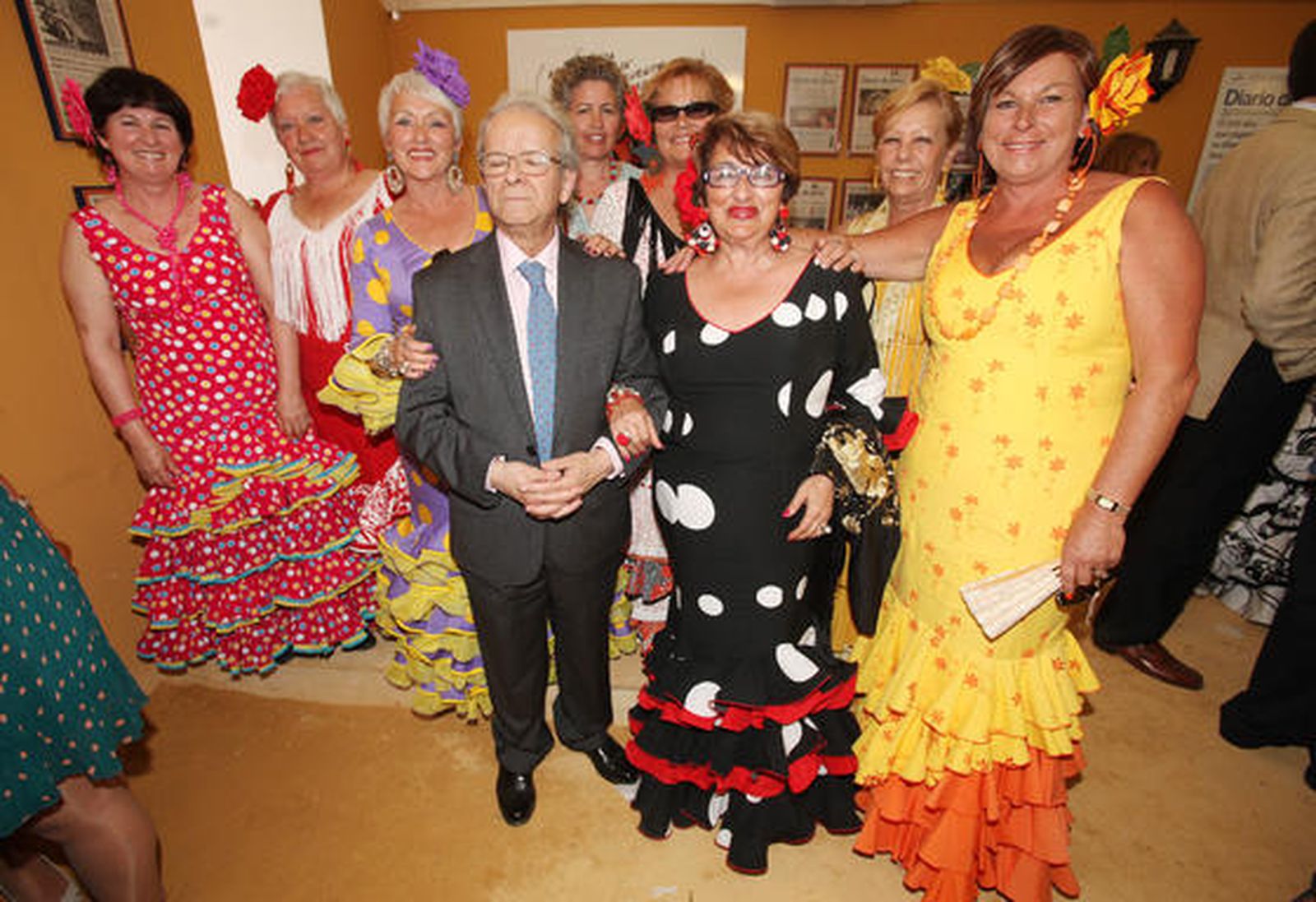 El adjunto a la dirección general del Grupo Joly, Ildefonso Marqués, con un grupo de empresarias gaditanas.

Foto: Vanesa Lobo