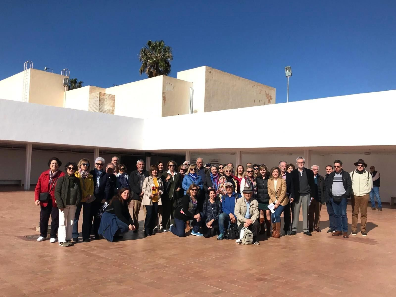 Amigos de la Alcazaba en su visita a Atochares.