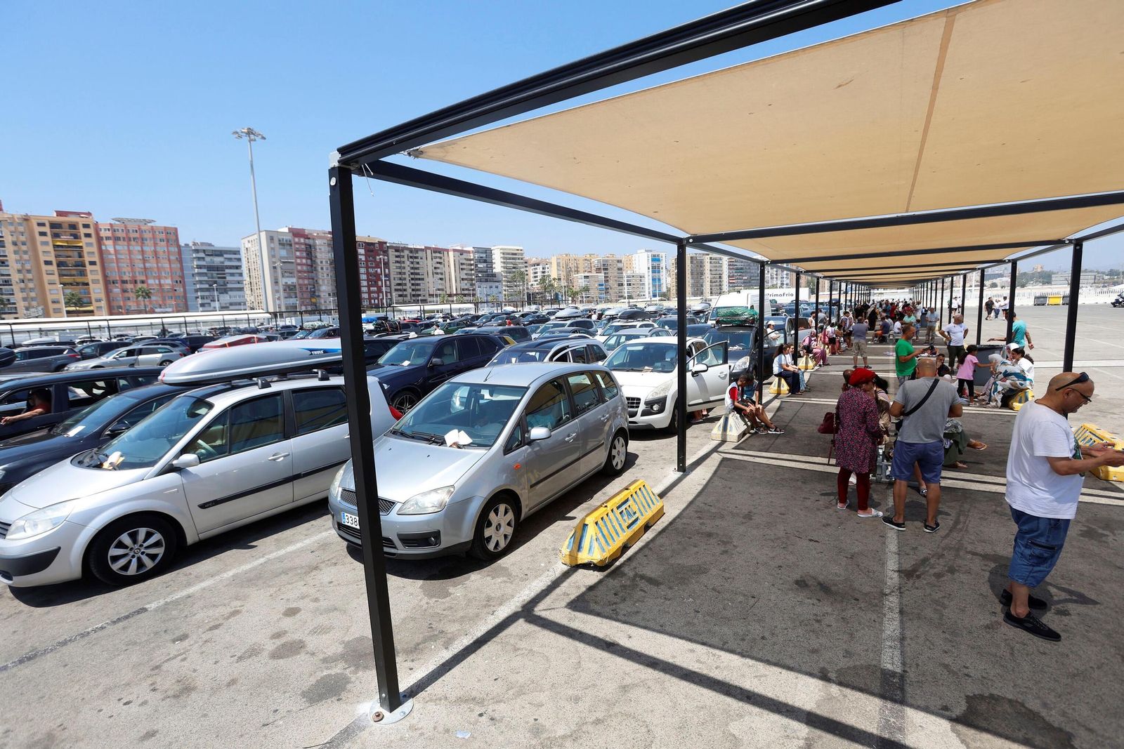 Pasajeros y vehículos, a la espera de embarcar en el puerto de Algeciras, este sábado