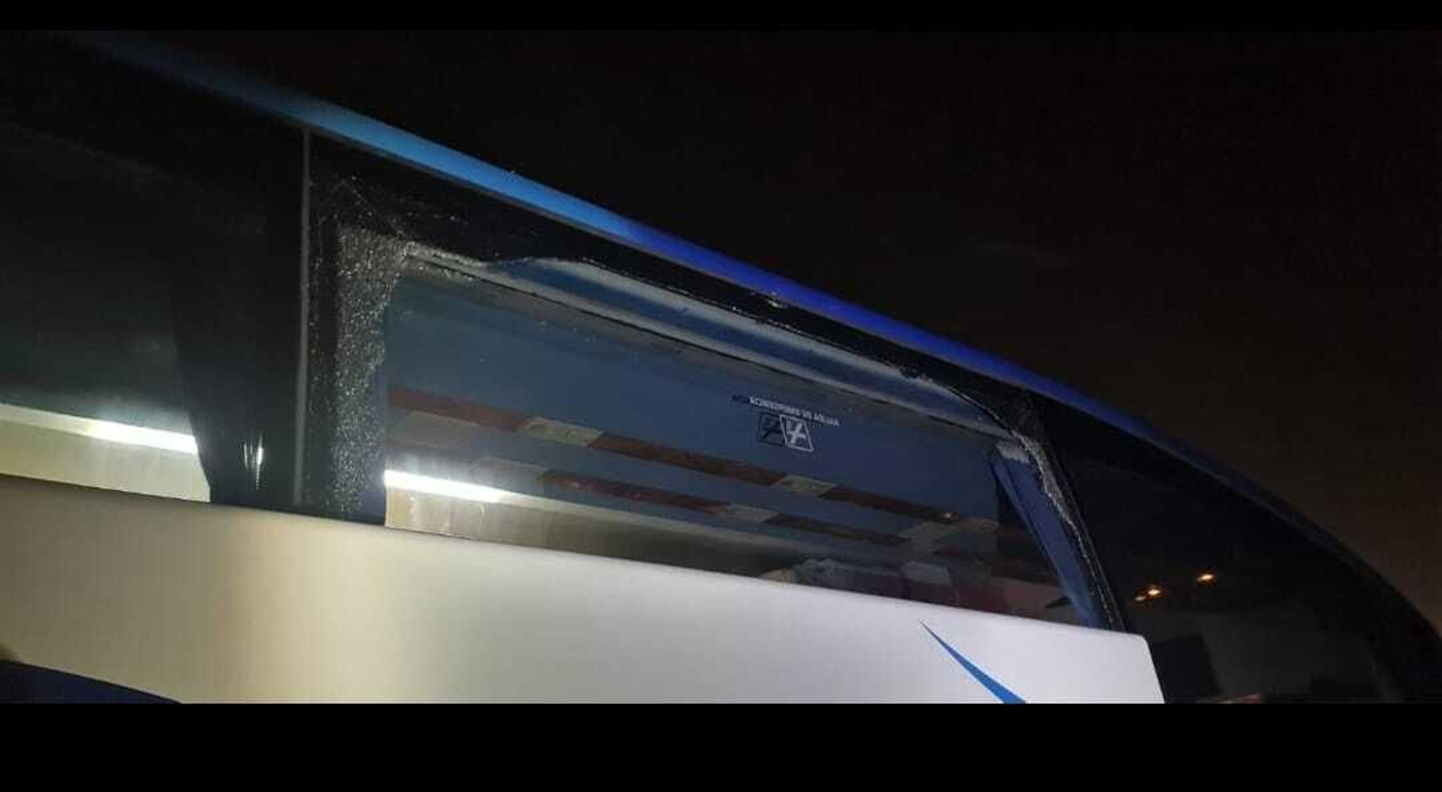 Estado en el que quedó el autobús tras ser apedreado