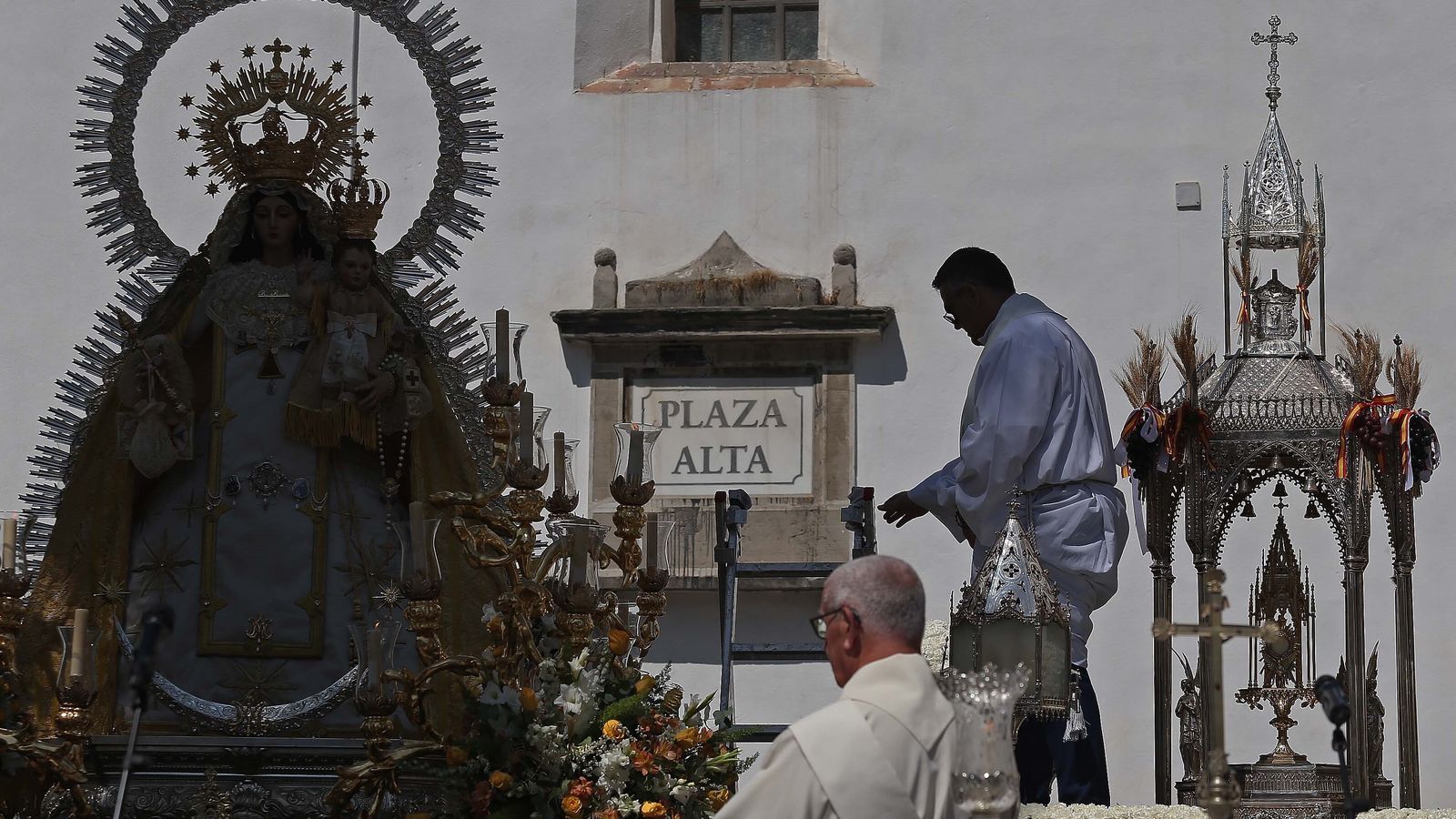 Juan José Marina, trasladando al Santísimo antes de la procesión.