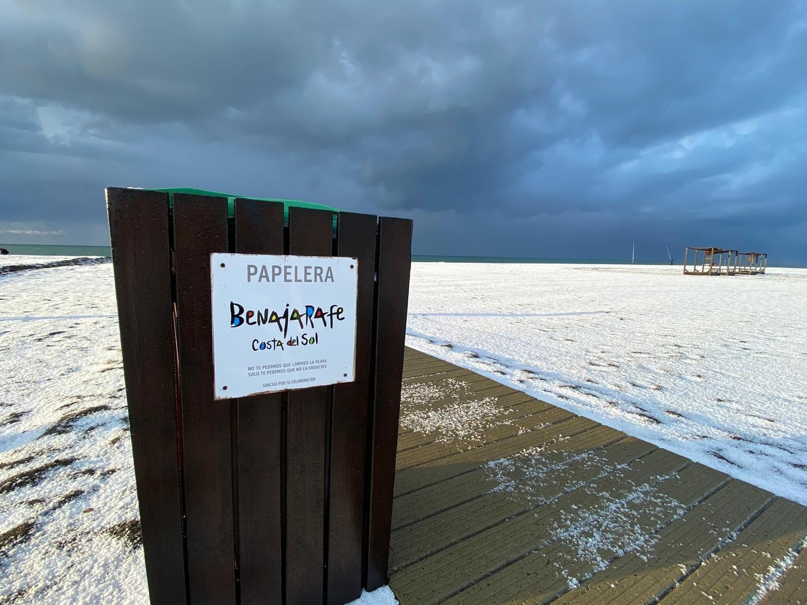 La granizada en la playa de Benajarafe, en fotos