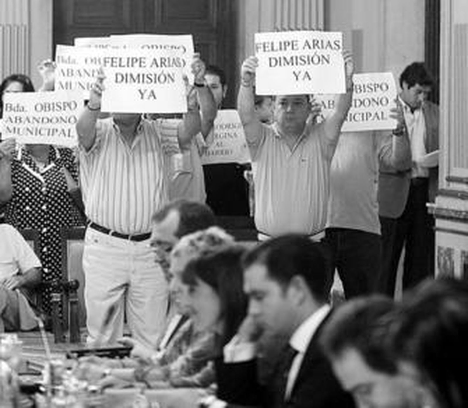 Los vecinos de la barriada del Obispo pidieron en el Pleno la dimisión de Felipe Arias (PP) por el abandono de la zona.