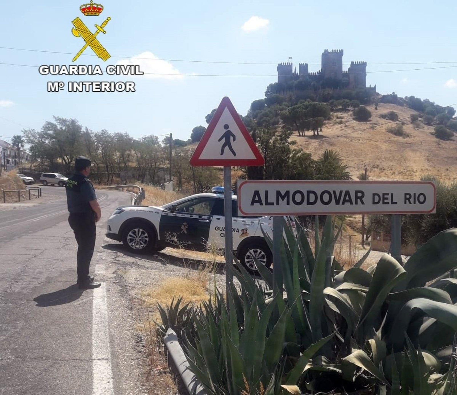 Un agente de la Guardia Civil en Almodóvar del Río.