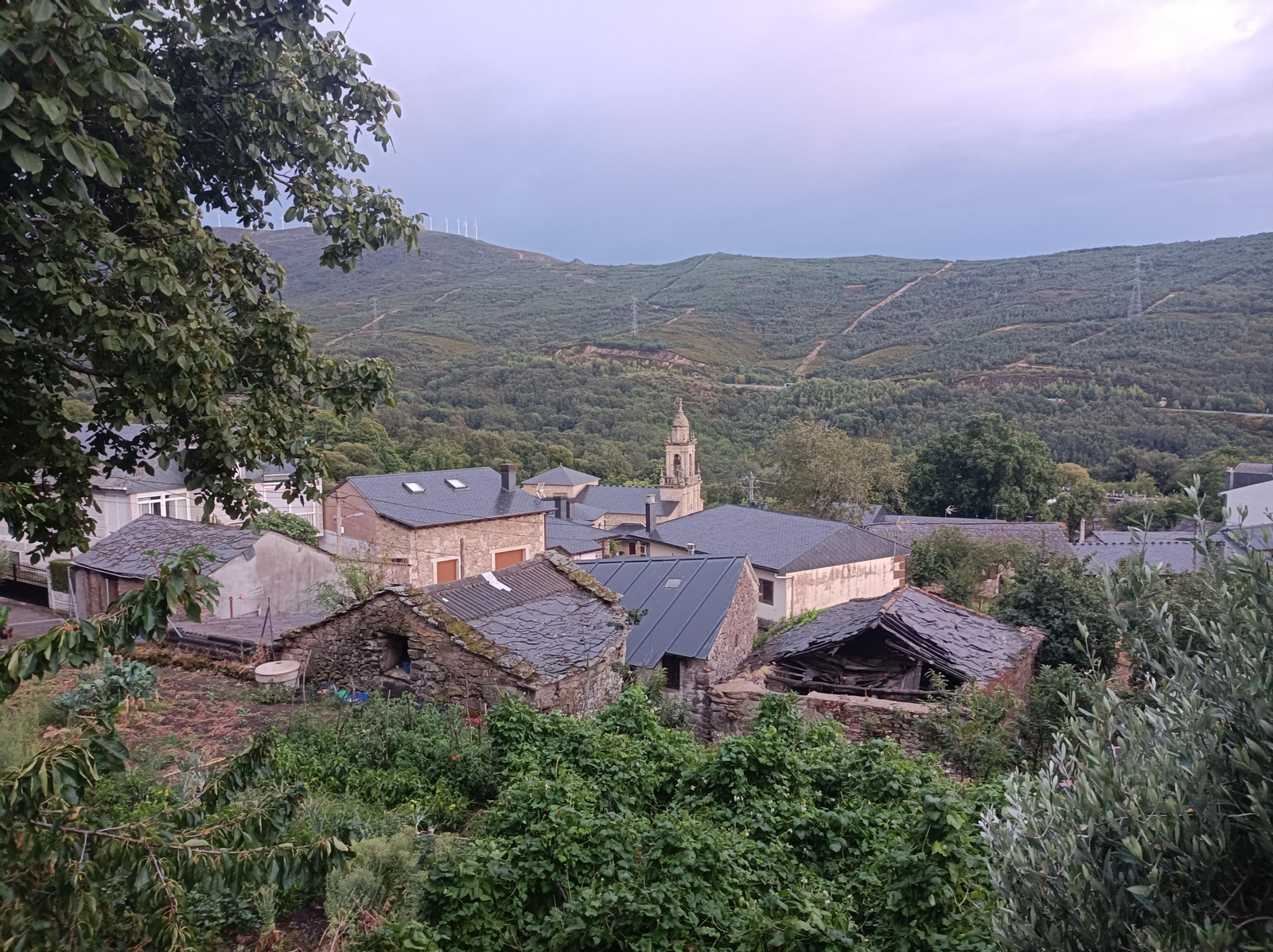 El final de la etapa es en Lubián, una localidad situada en plena tierra de lobos.
