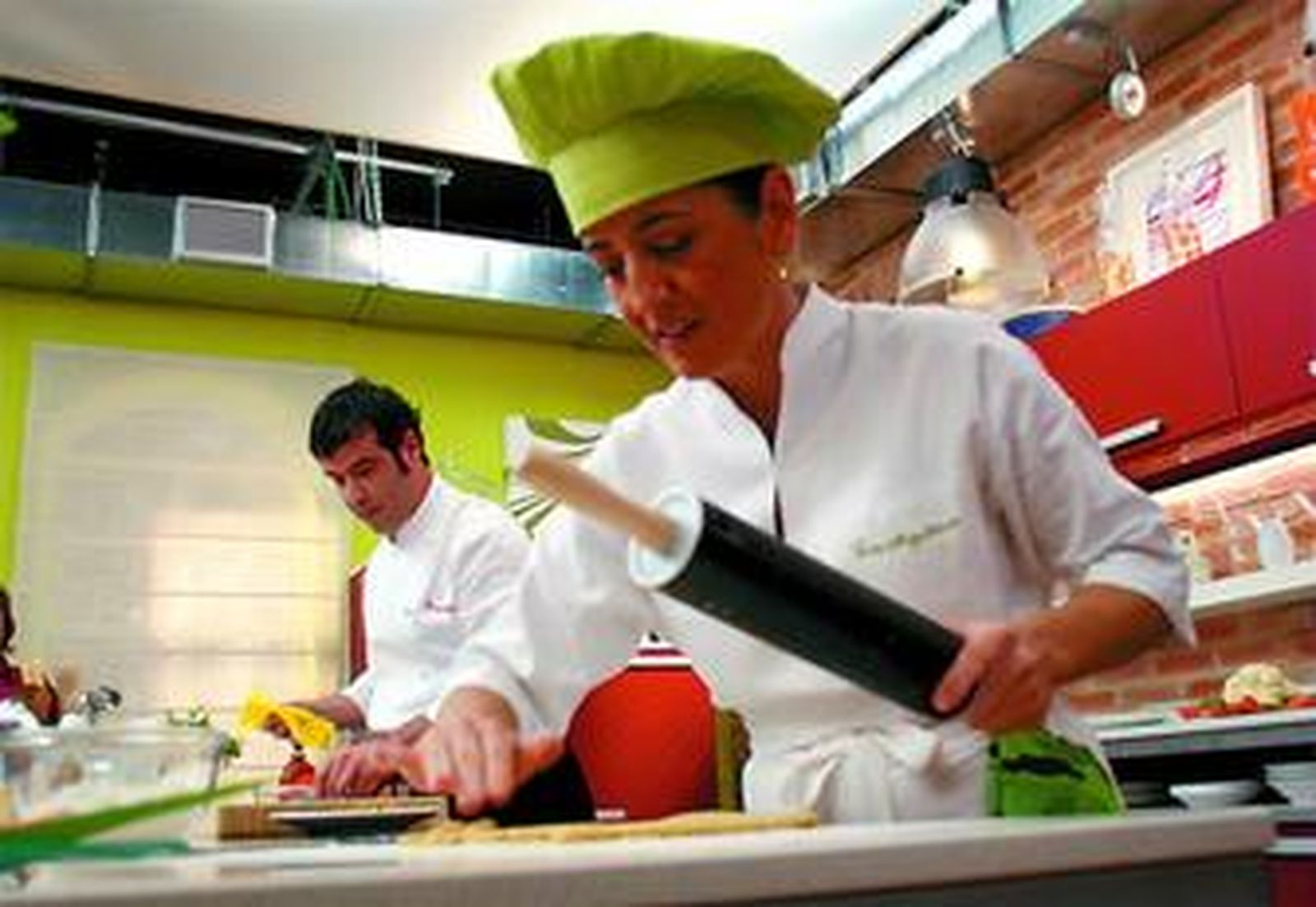 Eva Arguiñano en el plató de su programa. Al fondo, el otro cocinero de La Sexta, Bruno Oteiza.