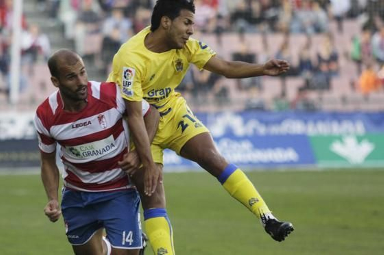 El Granada gana en casa a Las Palmas pese a jugar con diez toda la segunda parte. / Miguel Rodríguez