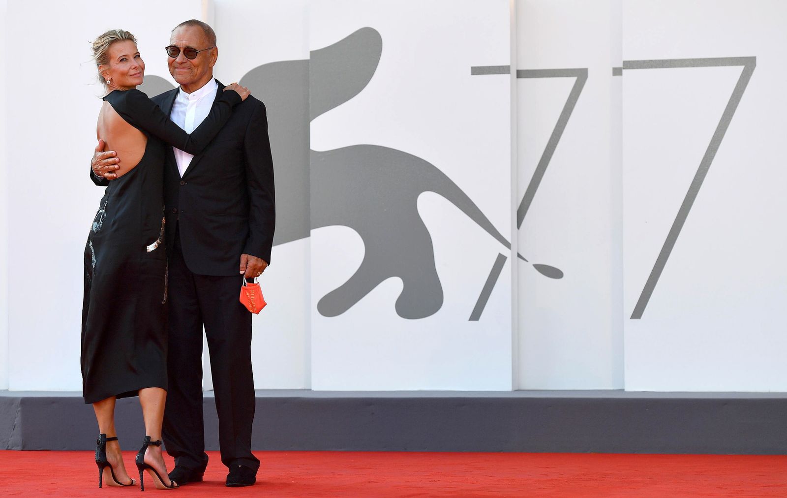 El director ruso Andrei Konchalovsky junto a su esposa, la actriz Julia Vysotskaya, ayer en Venecia.