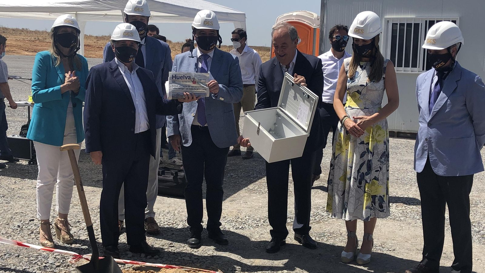 Momento en el que introducen un periódico del día en la cápsula del tiempo de la primera piedra.