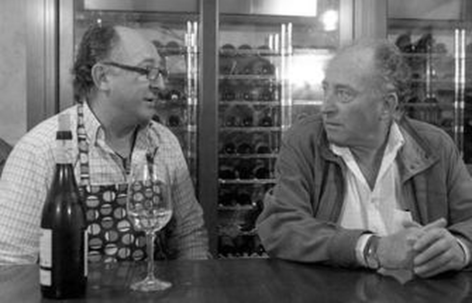Alberto conversa en el bar Las Duelas, que regenta en Algeciras, con su hermano mayor, José, peluquero de profesión.