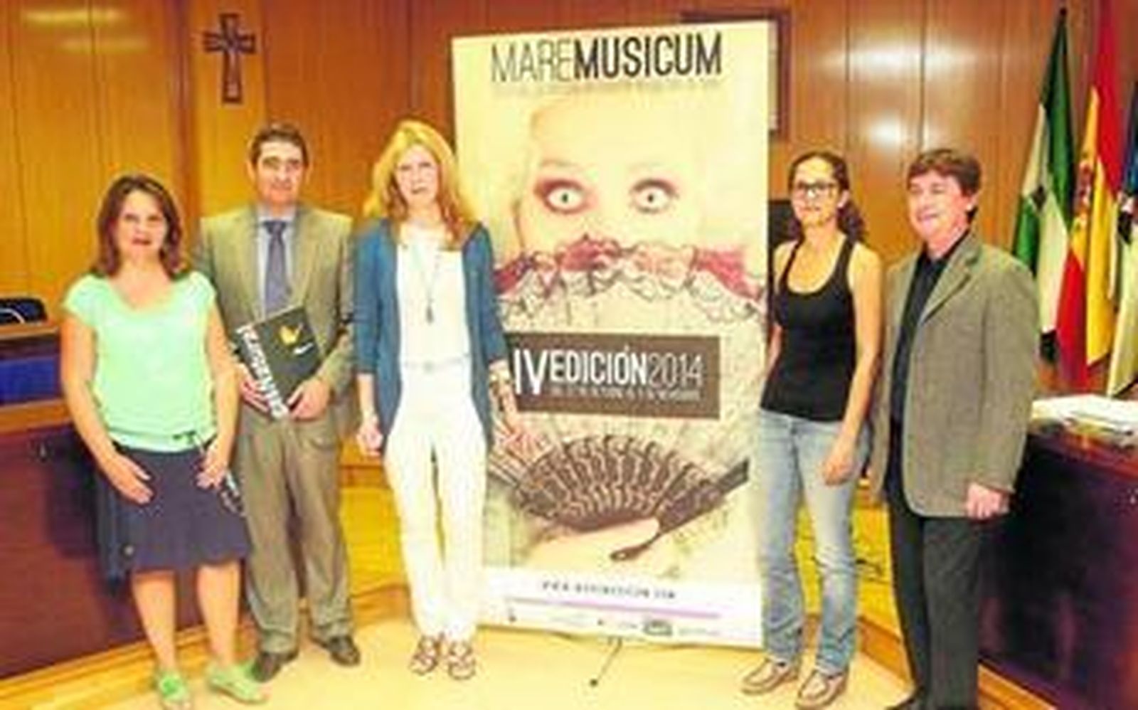 María Dolores Ortega con Paco Torres y Manuel Cruz junto a otros representantes de instituciones que colaboran en el Festival.