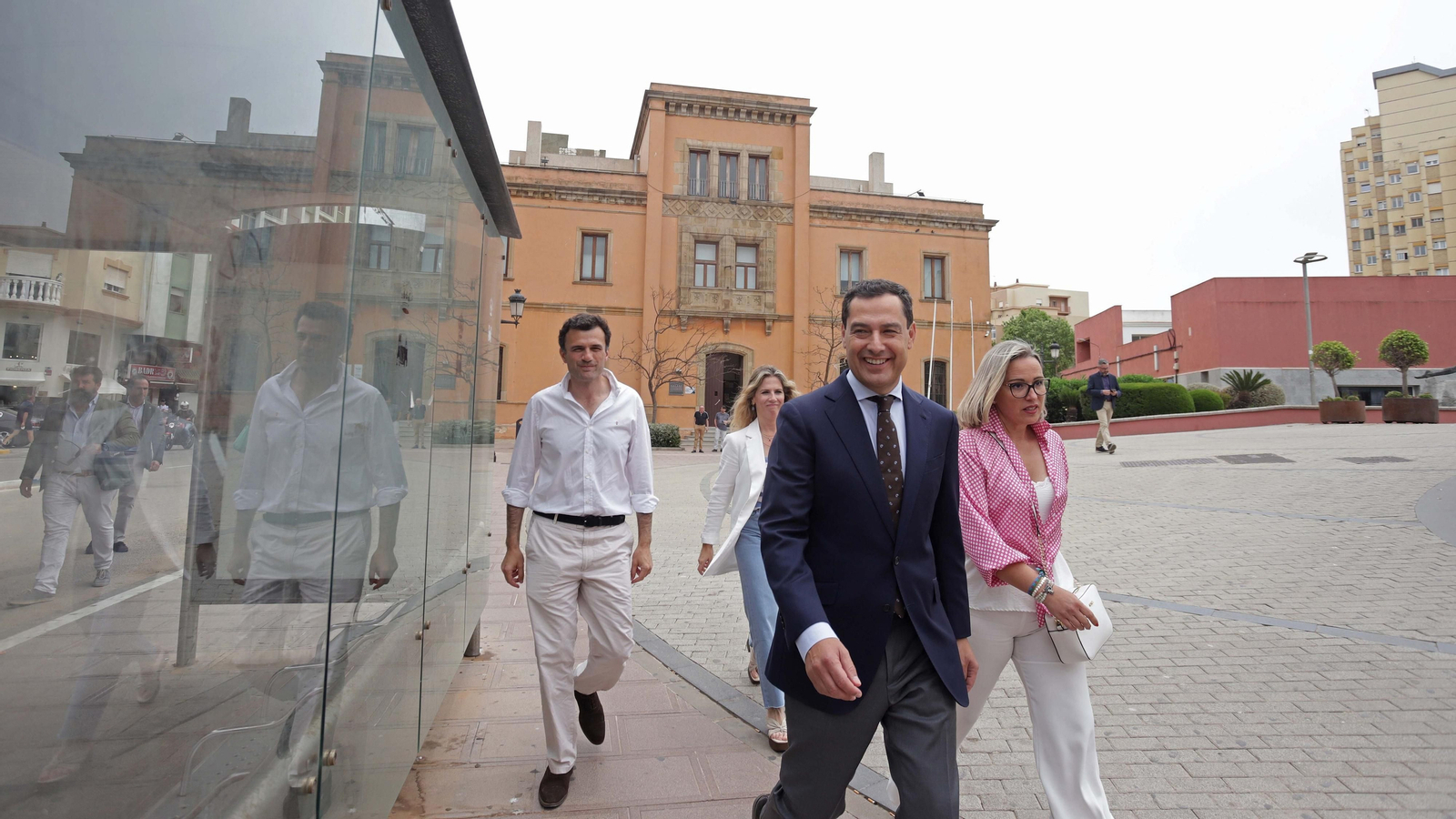 Fotos de la visita de Juanma Moreno a La Línea