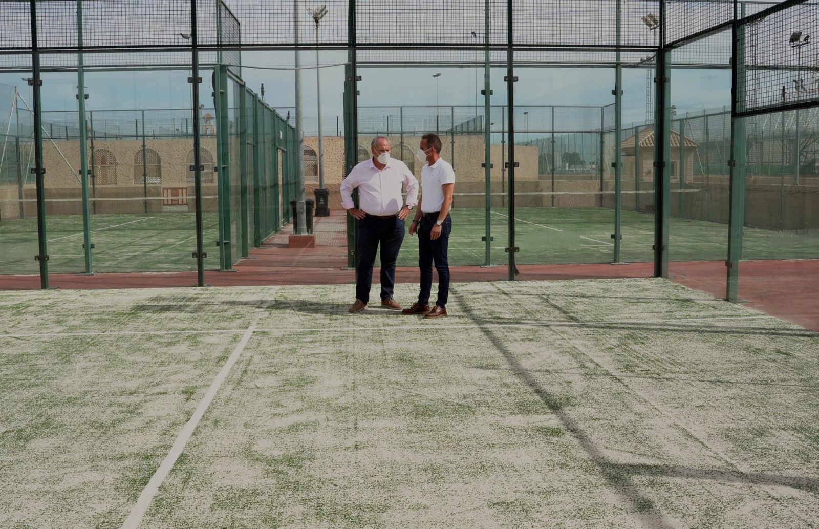 Visita a las pistas de pádel de la ciudad deportiva de Bahía Sur de Rojas (i.) y Posada.
