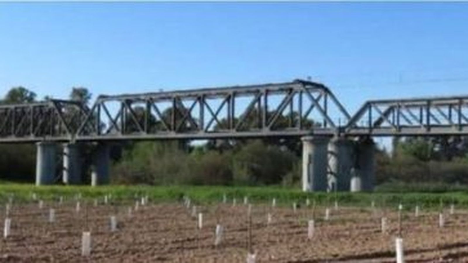 Puente metálico sobre el río en Jaén que obliga a transbordos.