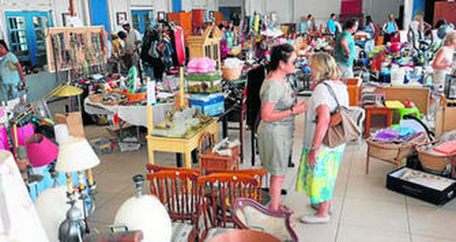 Una imagen del interior del mercadillo a beneficio de Proyecto Hombre, ubicado en Puerto Sherry.