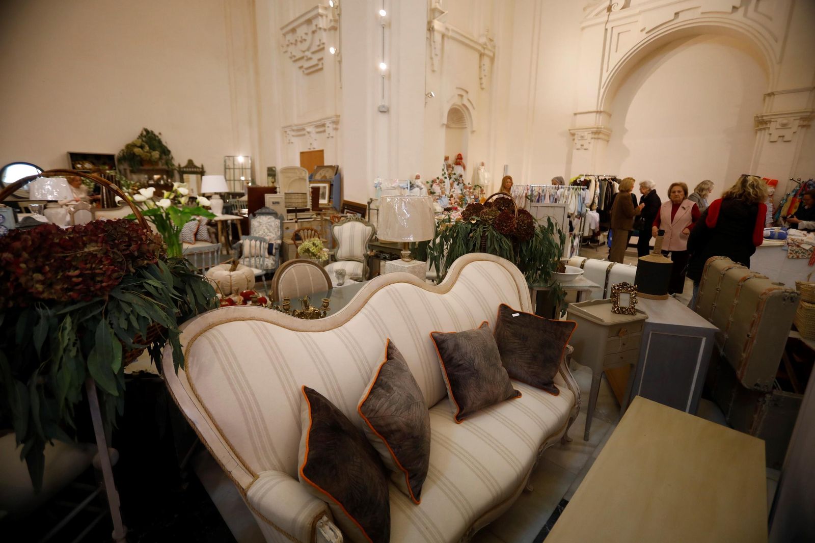 El Baratillo de Primavera de Adevida abre sus puertas, en imágenes