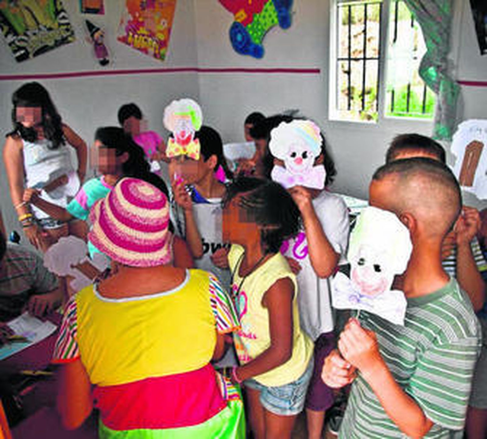 Un grupo de niños disfruta del campamento circense.