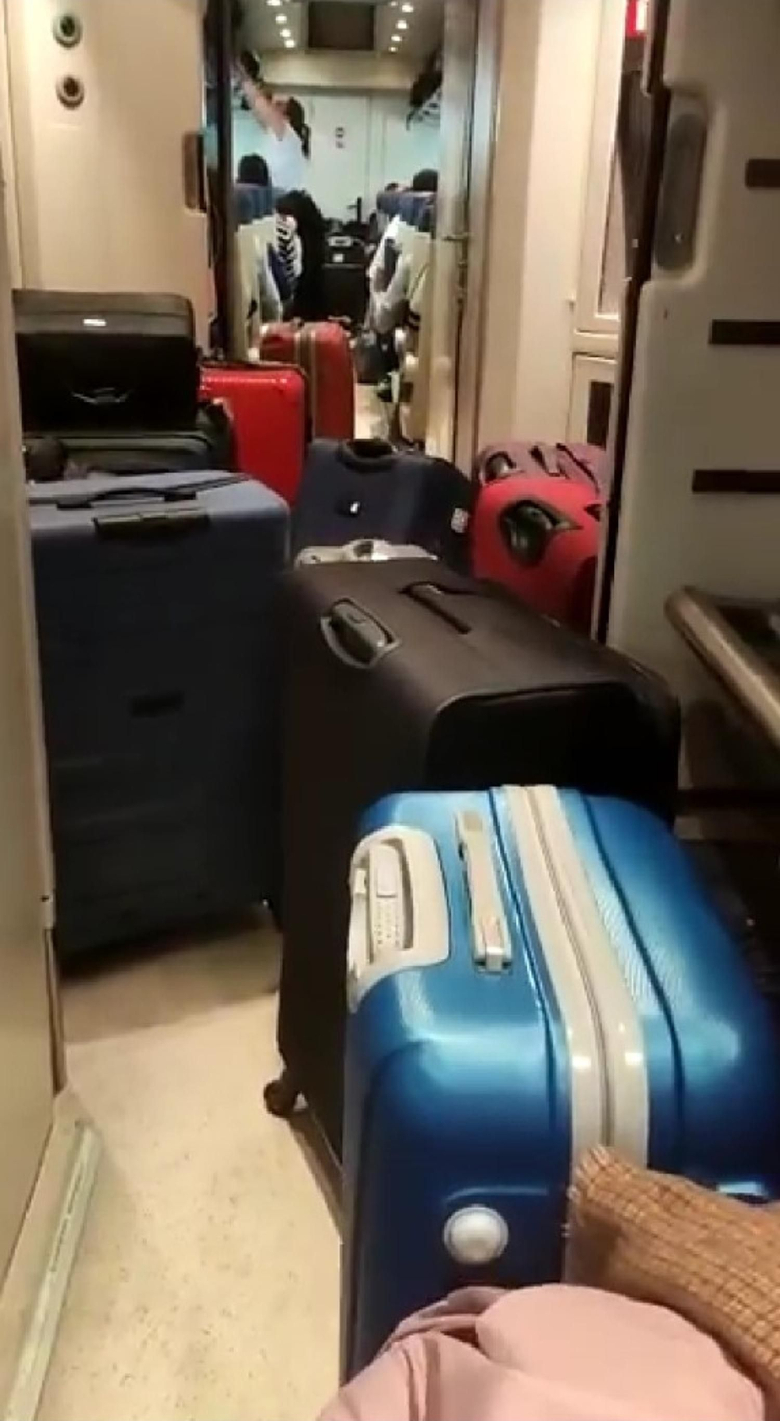 Las maletas colapsan los pasillos del Alvia.