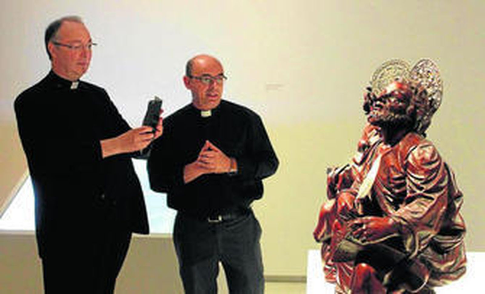 Monseñor Marco Frisina visita, junto a Miguel Ángel Gamero, la exposición 'Misericordia' en el Palacio Episcopal.