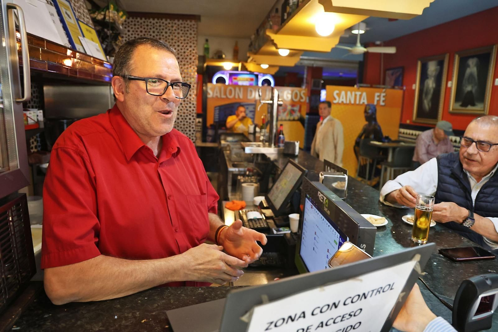 El propietario de un salón de juegos en el centro de Huelva.