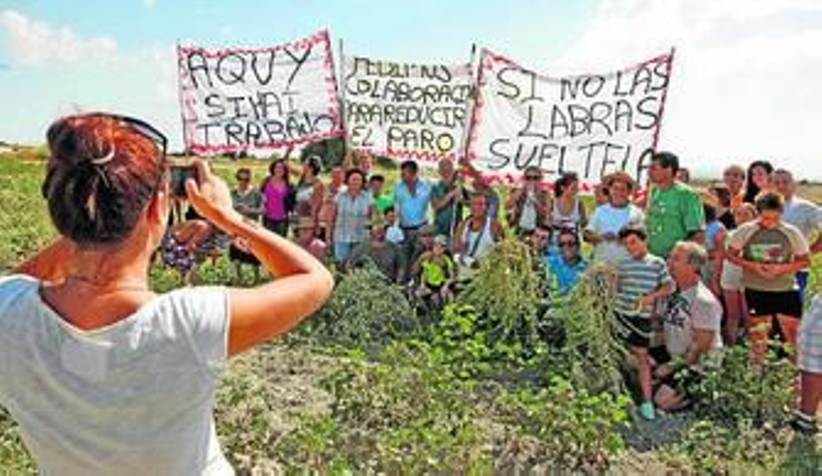 Una joven fotografía, ayer, al grupo de vecinos y agricultores que se concentraron en una finca de Cuartillos. Una joven fotografía, ayer, al grupo de vecinos y agricultores que se concentraron en una finca de Cuartillos.