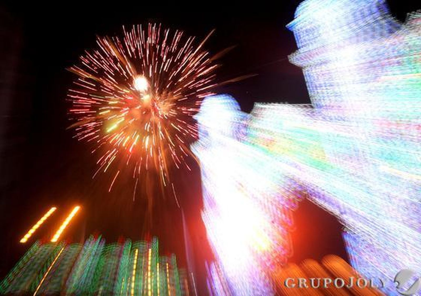 Los algecireños disfrutan de su último día de feria y se reúnen en el Real para contemplar el montaje pirotécnico con el que acaba la fiesta./J.M. Quiñones  Foto: J.M. Quinones